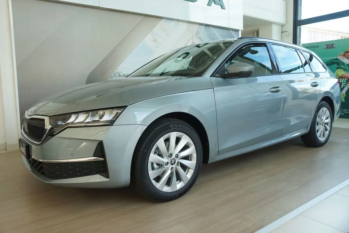 Skoda Octavia Station Wagon nuova a Torino (2)