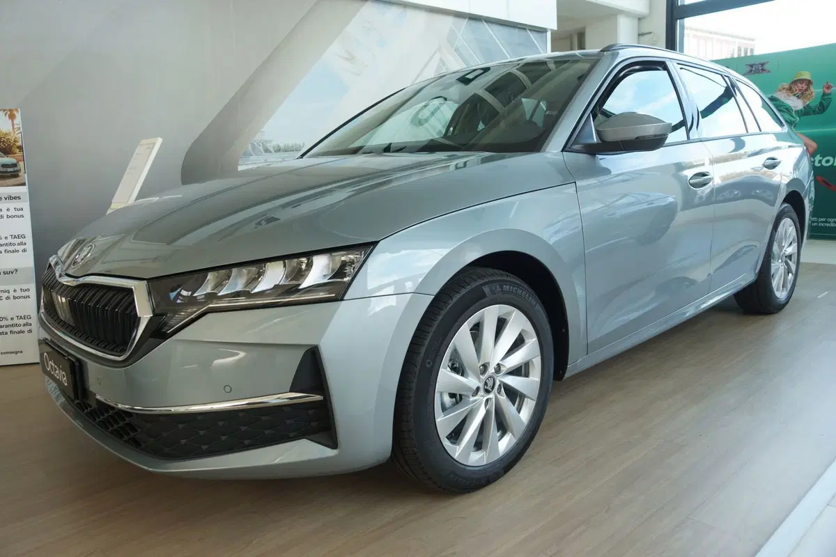 Skoda Octavia Station Wagon nuova a Torino (3)