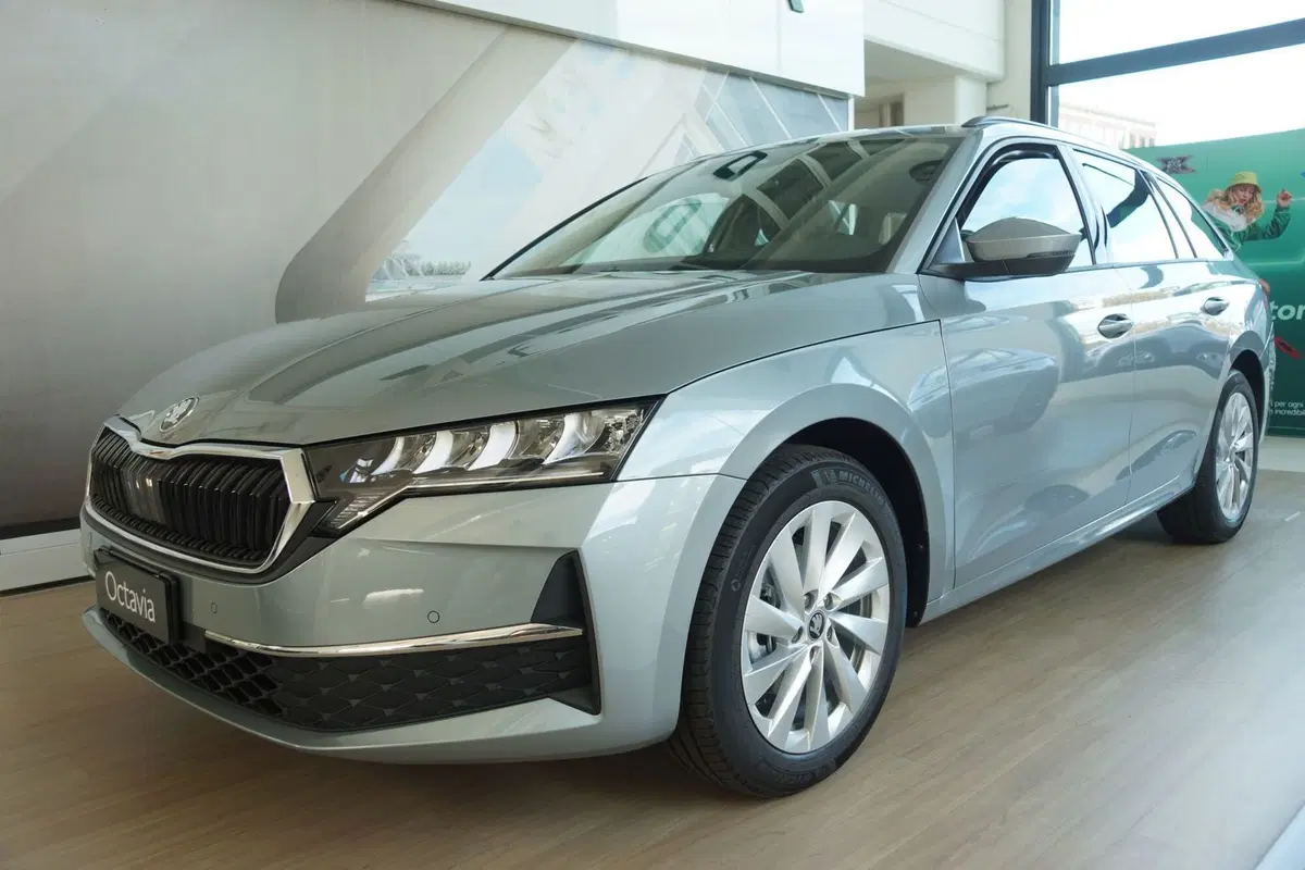 Skoda Octavia Station Wagon nuova a Torino (4)