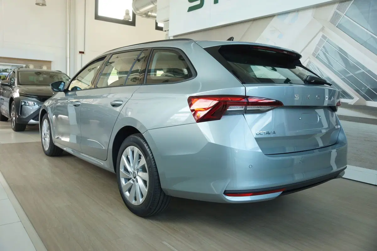 Skoda Octavia Station Wagon nuova a Torino (8)