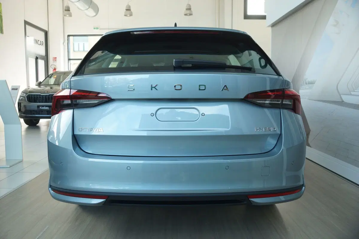 Skoda Octavia Station Wagon nuova a Torino (9)
