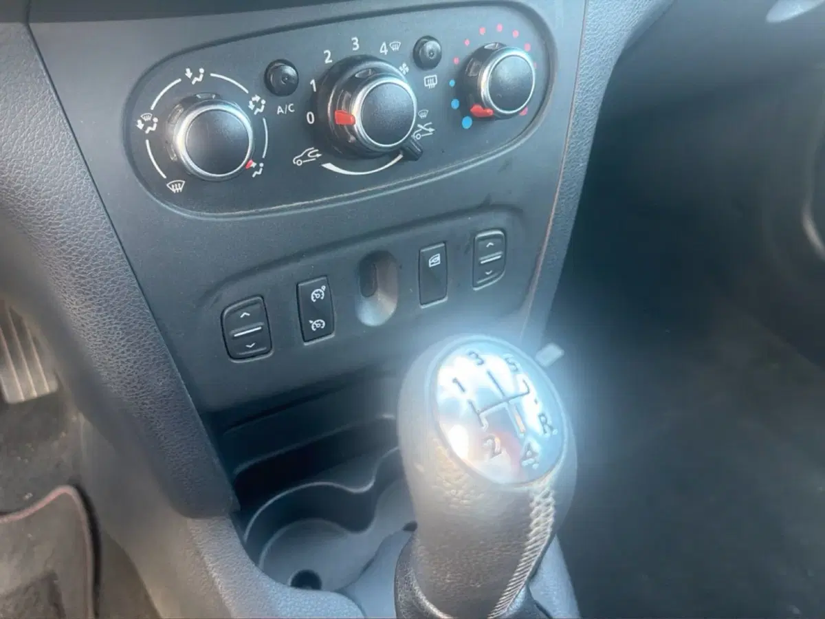 Dacia Logan usata a Palermo (10)