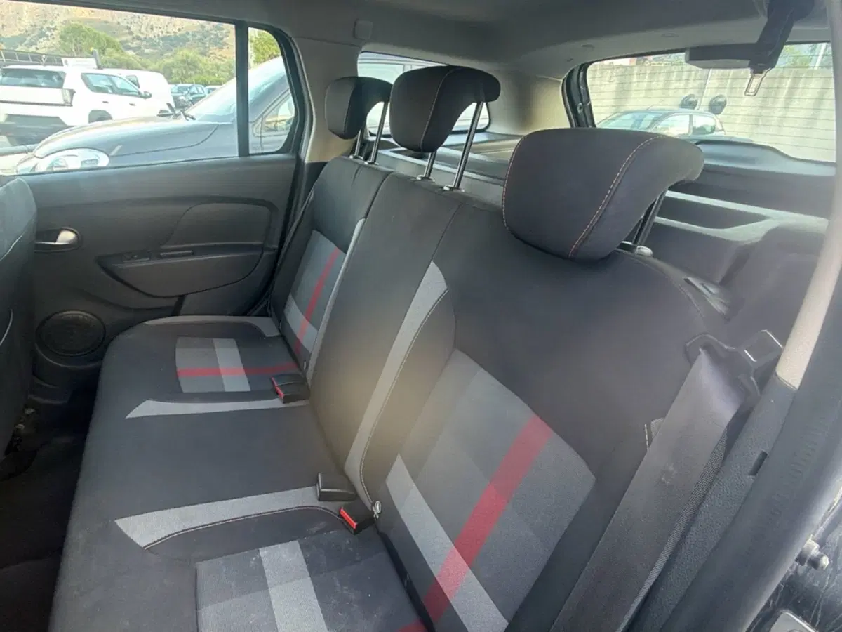 Dacia Logan usata a Palermo (11)