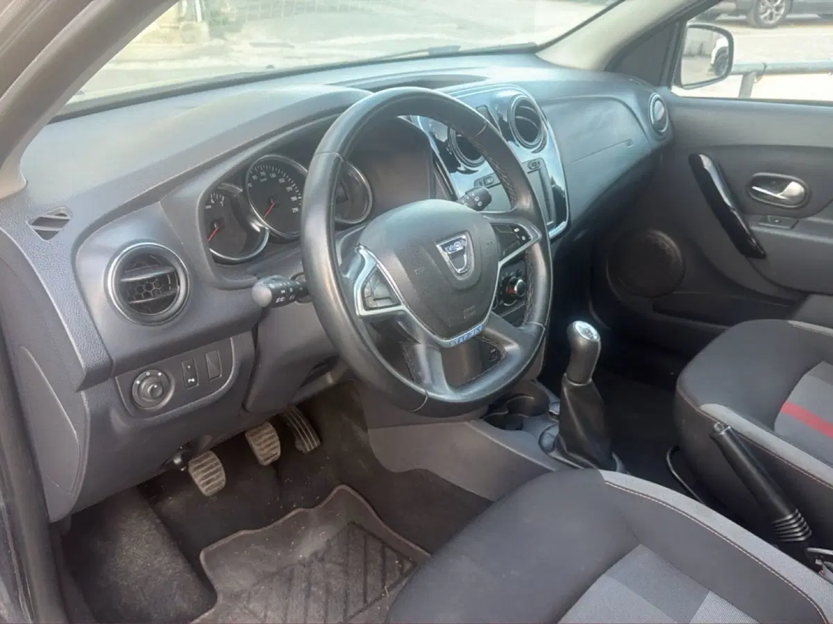Dacia Logan usata a Palermo (7)