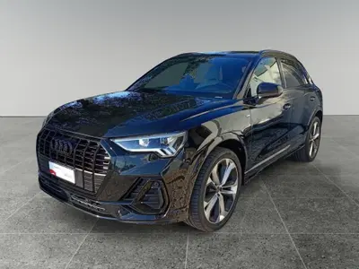 Audi Q3 35 2.0 tdi Identity Black s-tronic del 2023 usata a Triggiano
