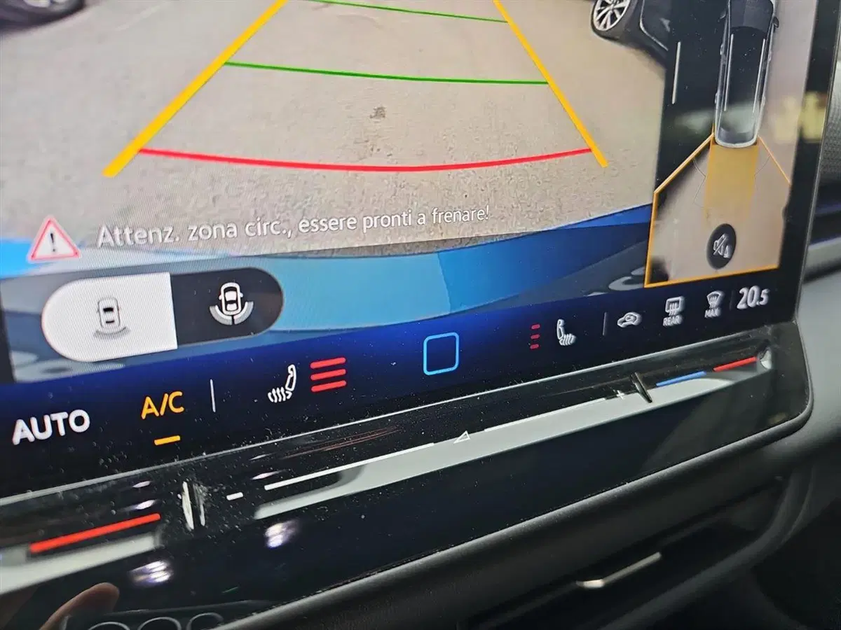Volkswagen T-Roc usata a Lecco (17)