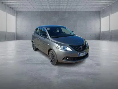 Lancia Ypsilon 1.0 FireFly 5 porte S&S Hybrid Ecochic Silver del 2023 usata a Bari