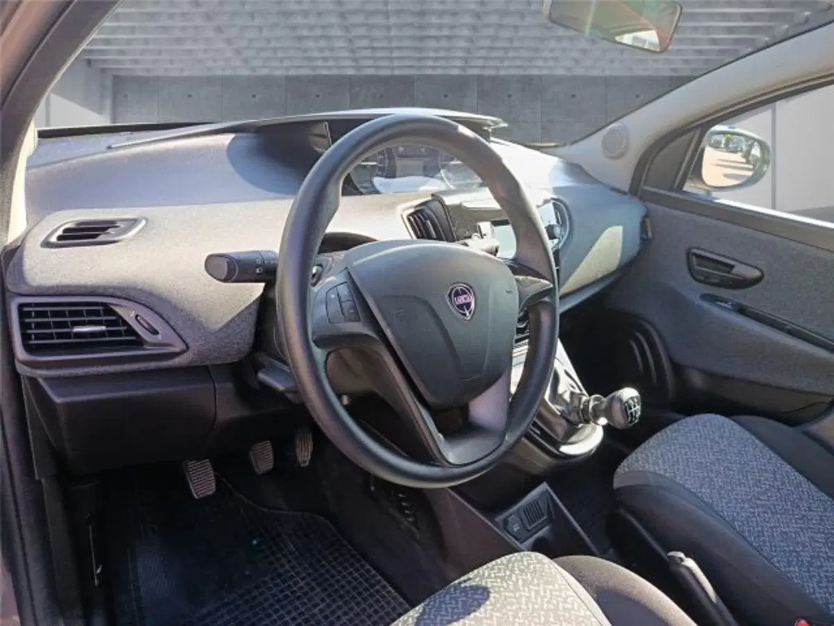 Lancia Ypsilon usata a Bari (10)