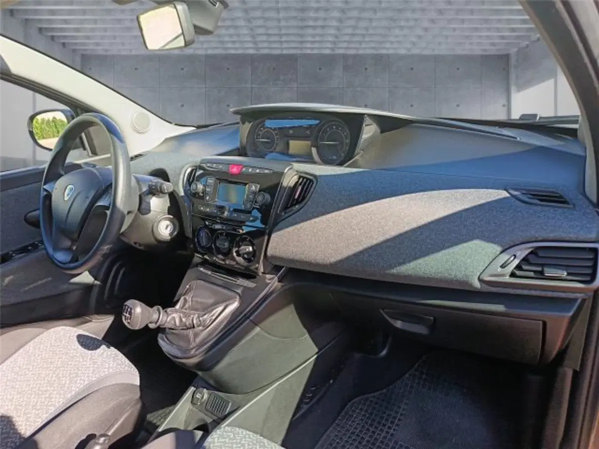 Lancia Ypsilon usata a Bari (11)