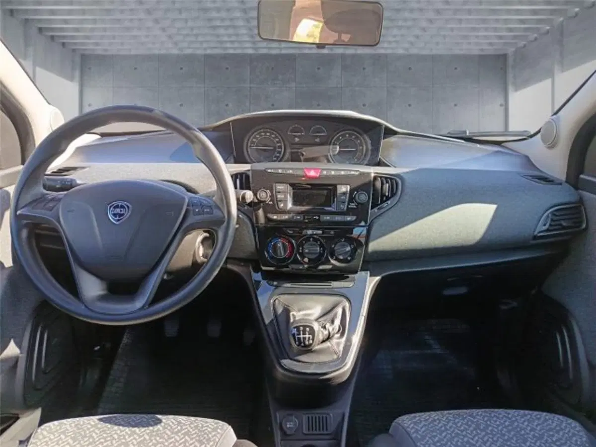 Lancia Ypsilon usata a Bari (12)