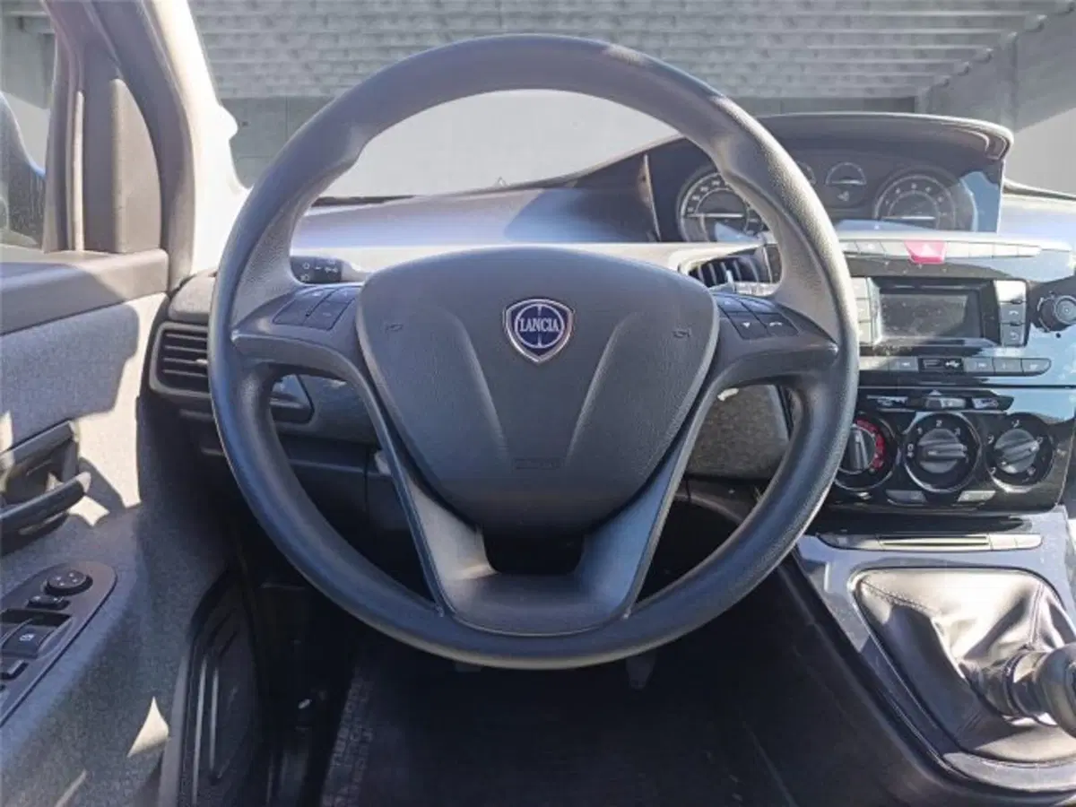 Lancia Ypsilon usata a Bari (13)