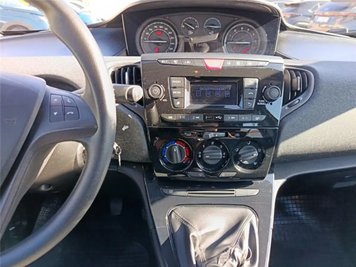 Lancia Ypsilon usata a Bari (14)