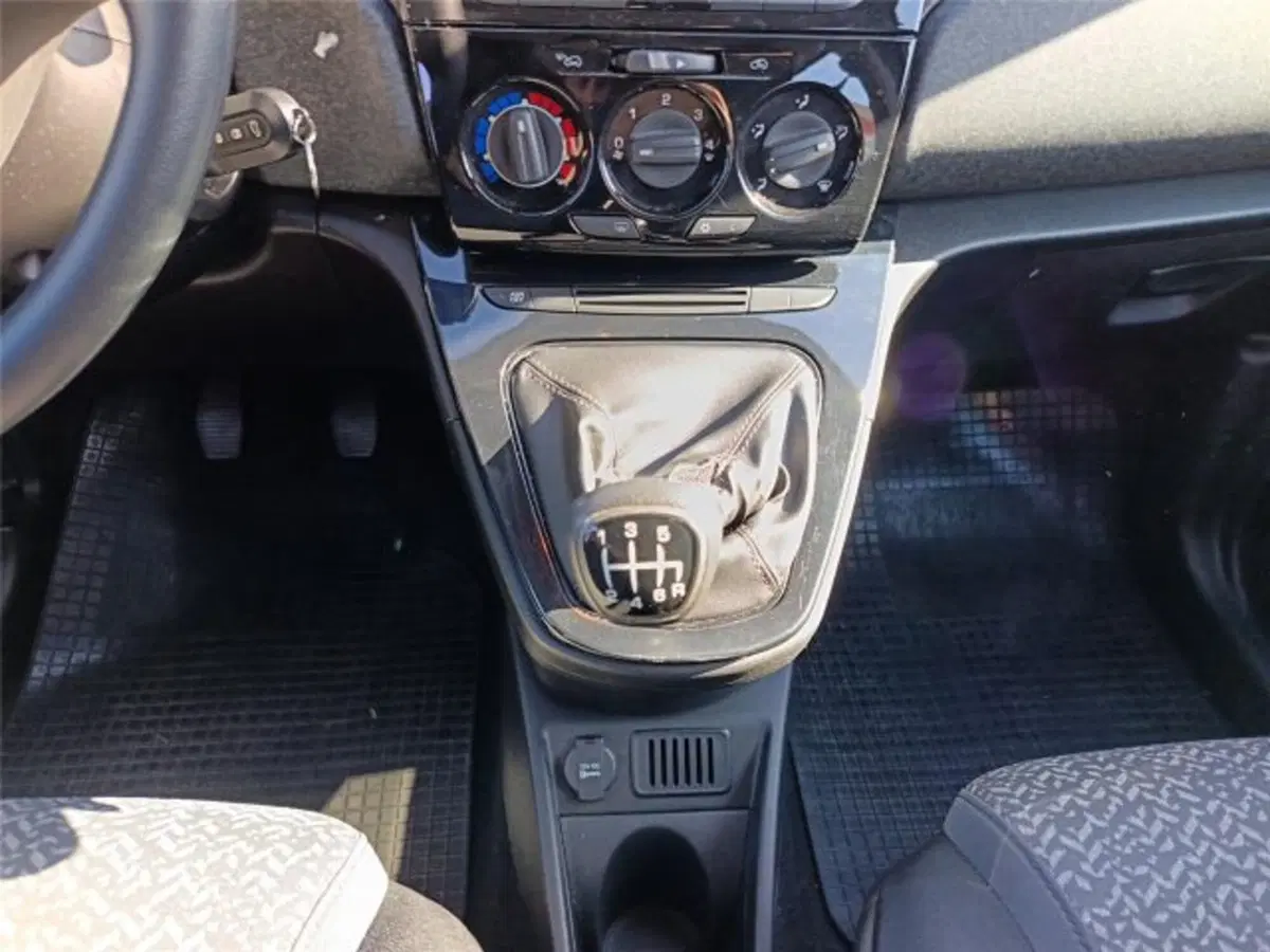 Lancia Ypsilon usata a Bari (15)