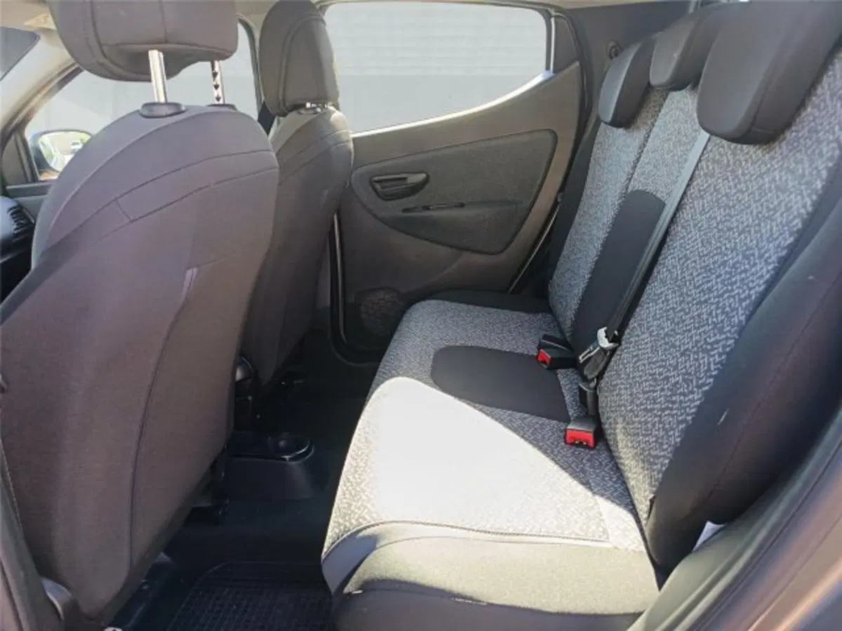 Lancia Ypsilon usata a Bari (17)