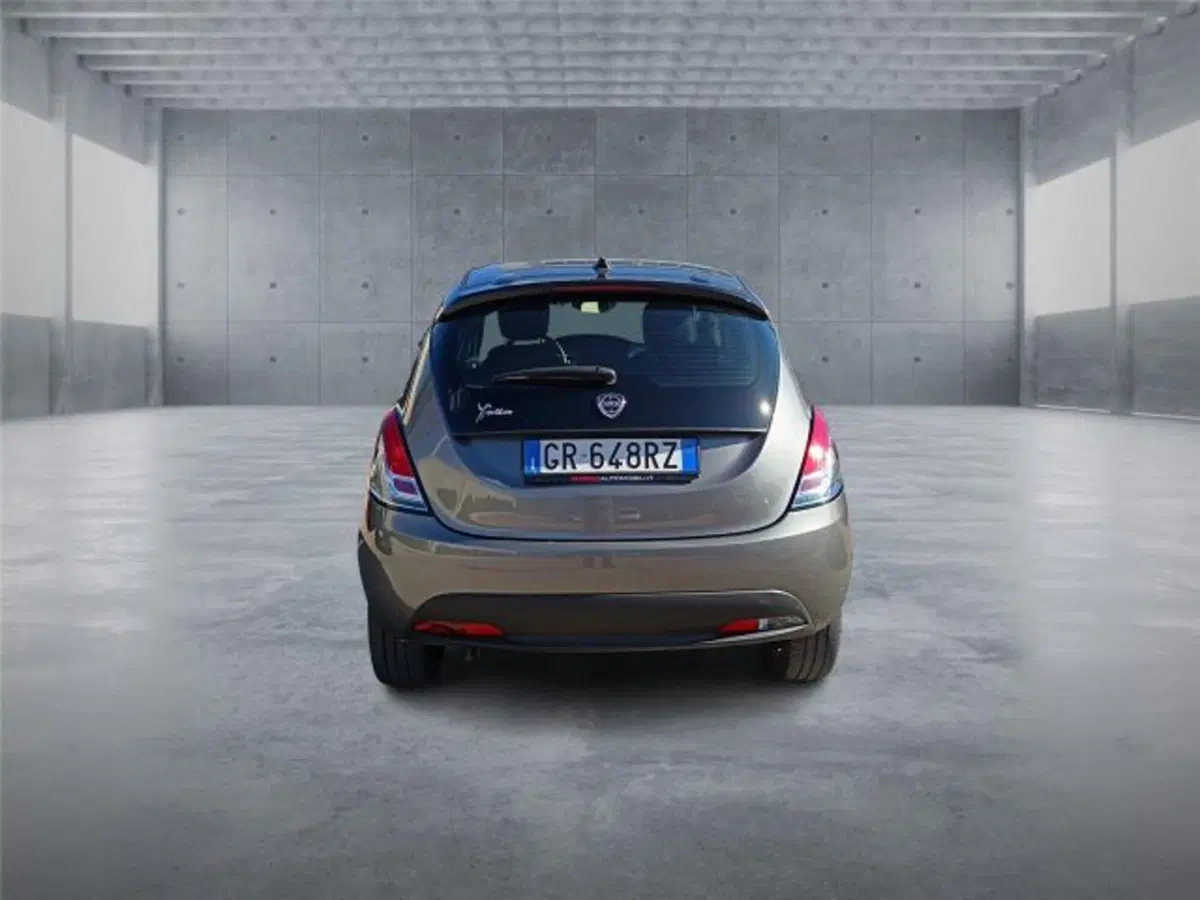 Lancia Ypsilon usata a Bari (5)
