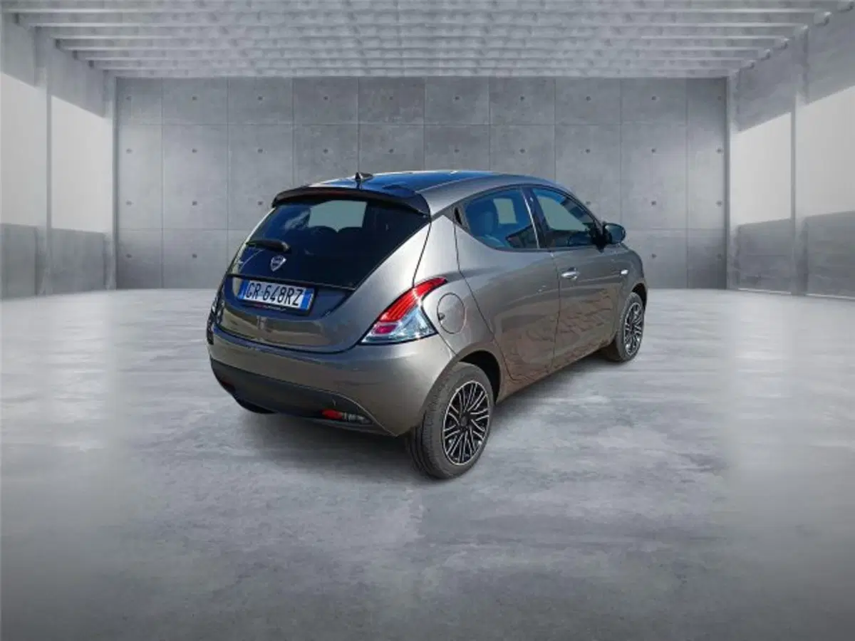 Lancia Ypsilon usata a Bari (6)