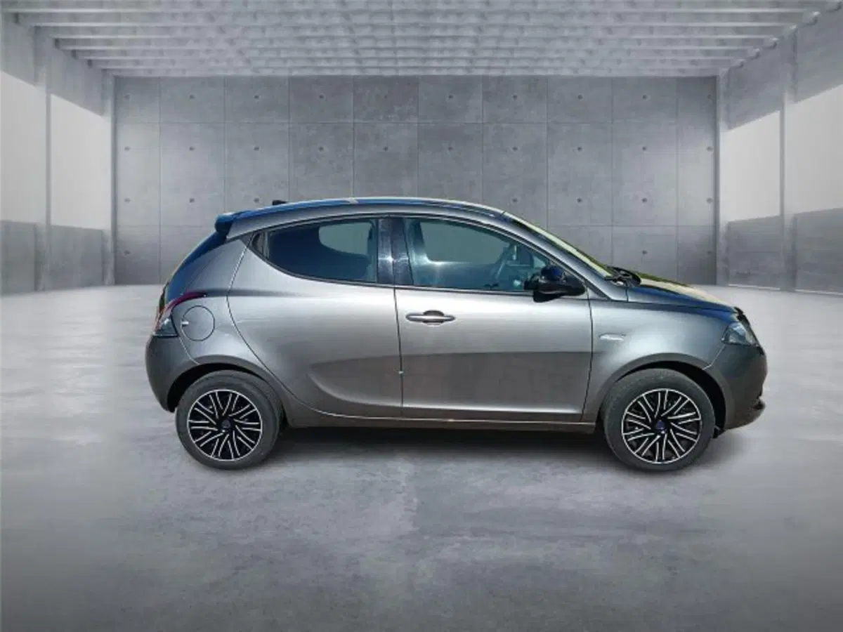 Lancia Ypsilon usata a Bari (7)