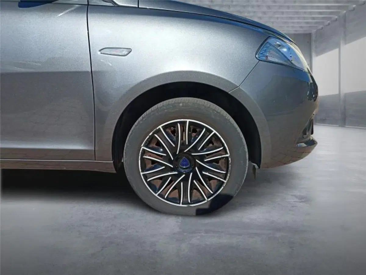 Lancia Ypsilon usata a Bari (8)