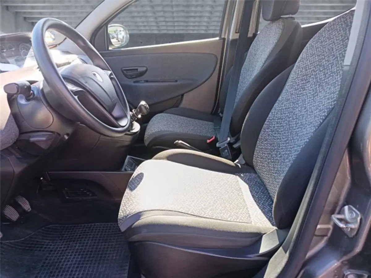 Lancia Ypsilon usata a Bari (9)