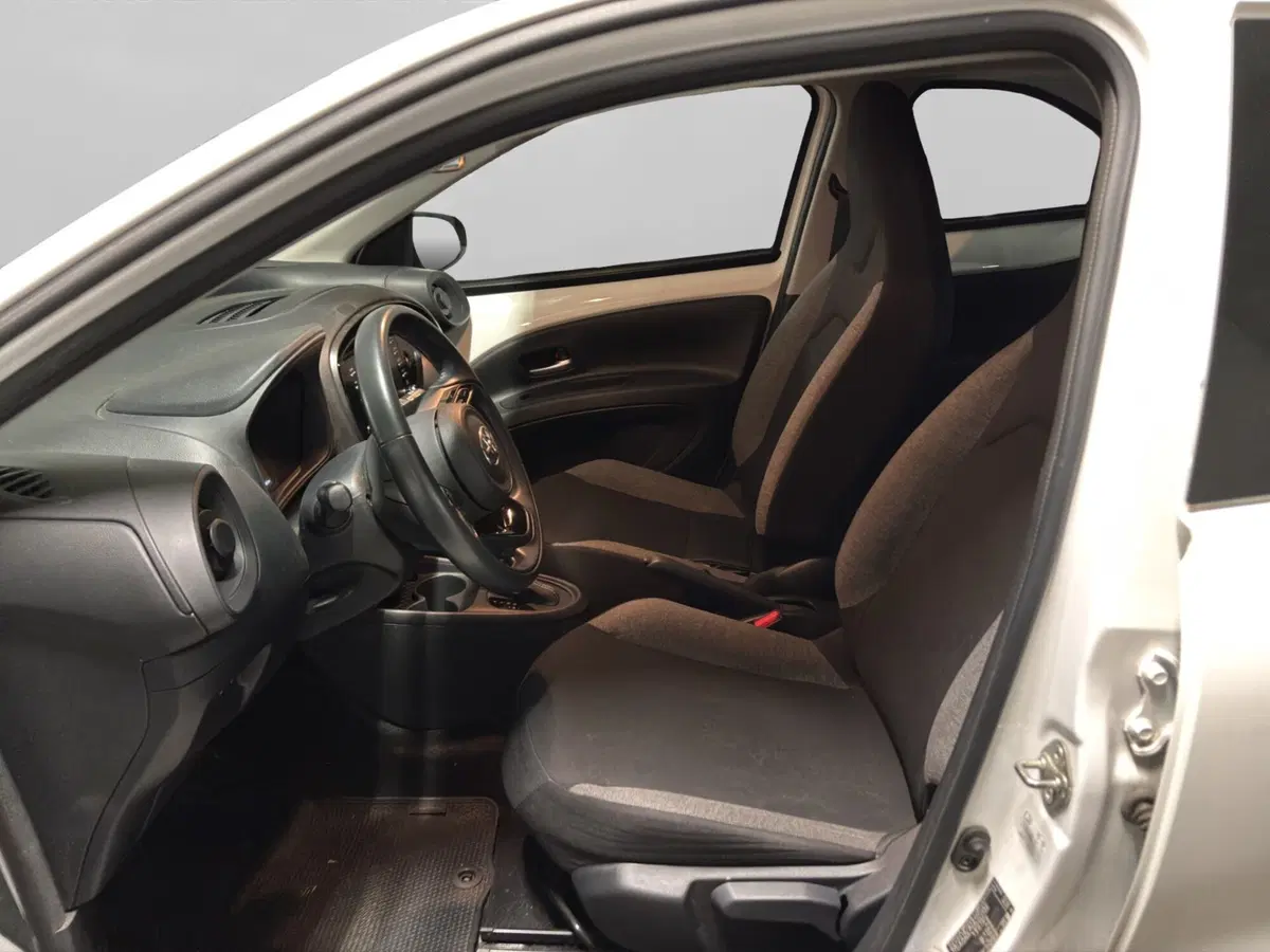 Toyota Aygo X usata a Genova (9)
