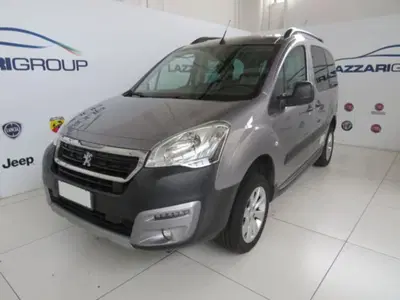 Peugeot Partner BlueHDi 100 4x4 Outdoor Traction Control del 2017 usata a Lodi