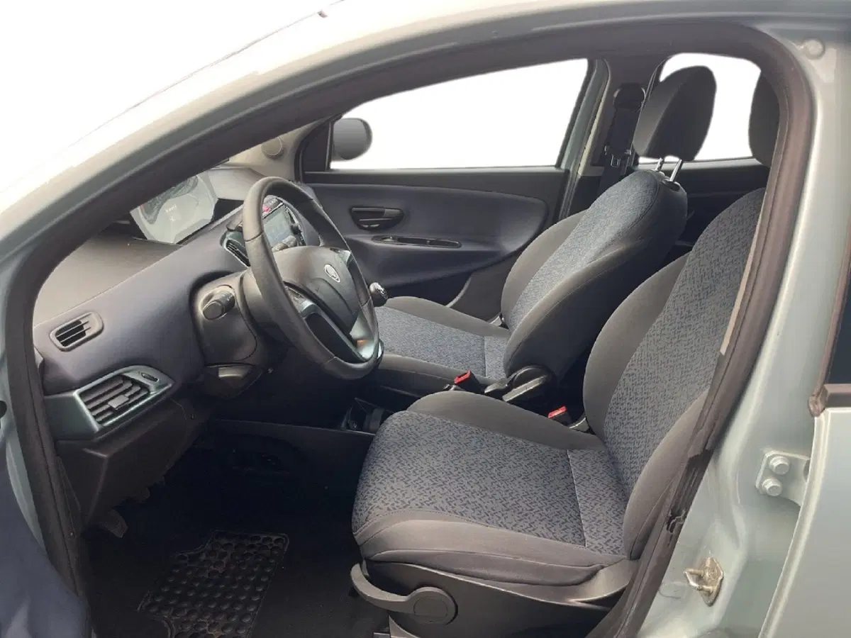 Lancia Ypsilon usata a Torino (8)