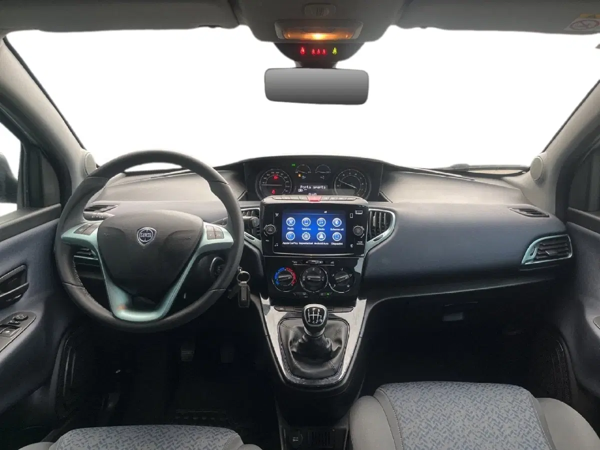 Lancia Ypsilon usata a Torino (9)