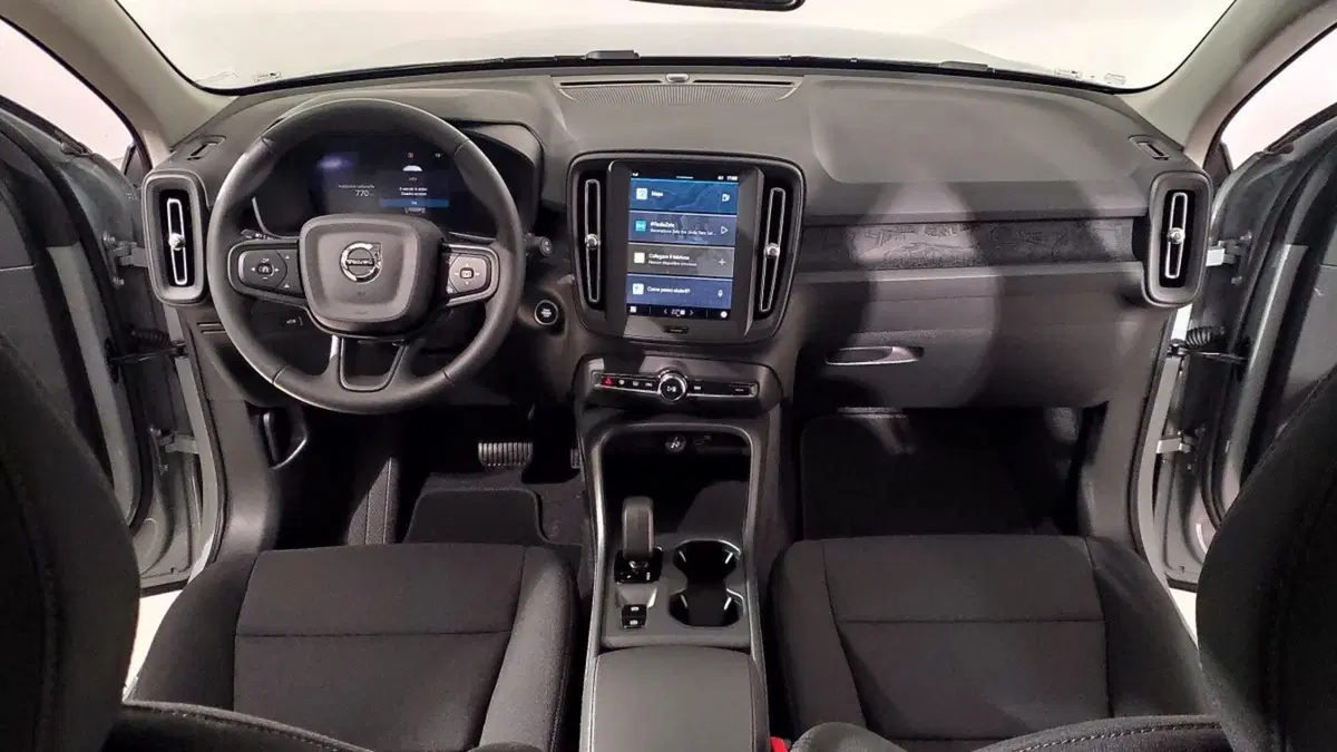 Volvo XC40 nuova a Como (5)