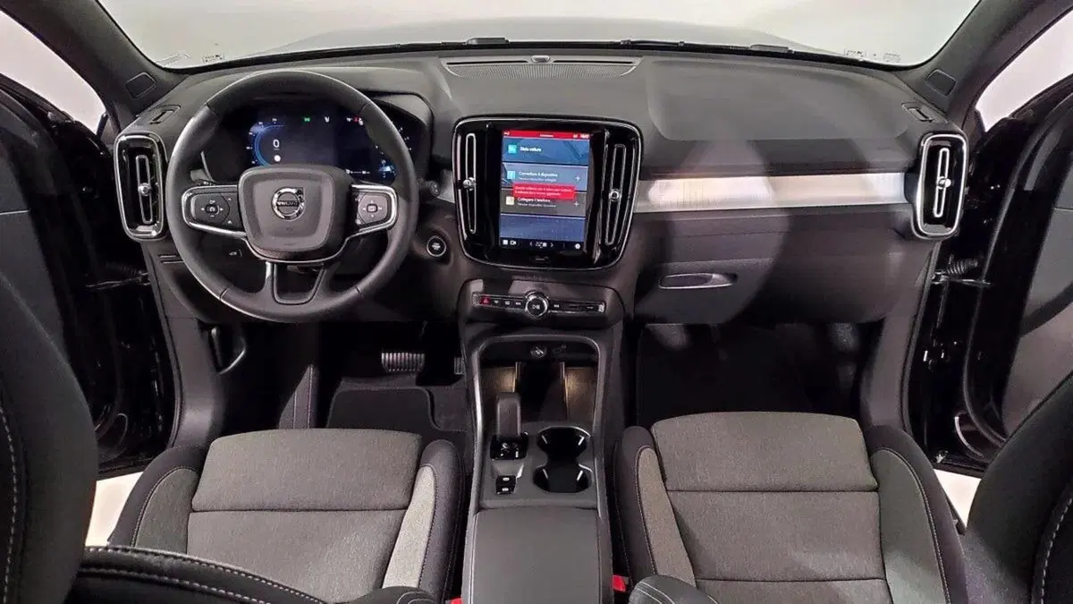 Volvo XC40 nuova a Como (8)