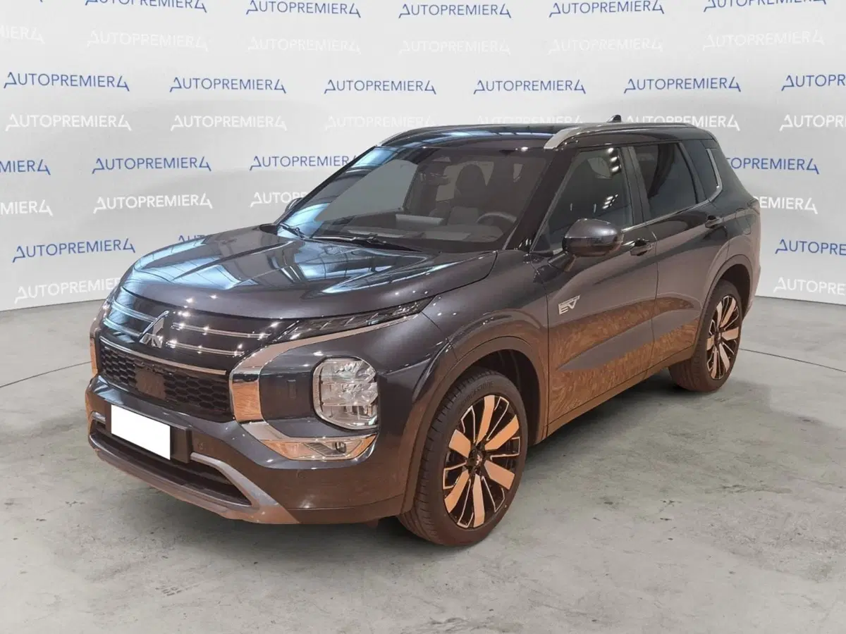 Mitsubishi Outlander nuova a Como