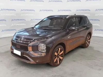 Mitsubishi Outlander 2.4 phev Intense nuova a Como