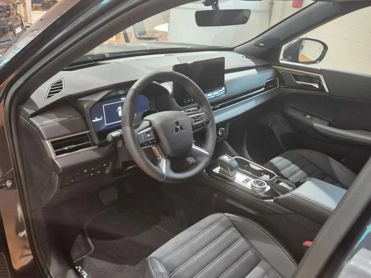 Mitsubishi Outlander nuova a Como (10)