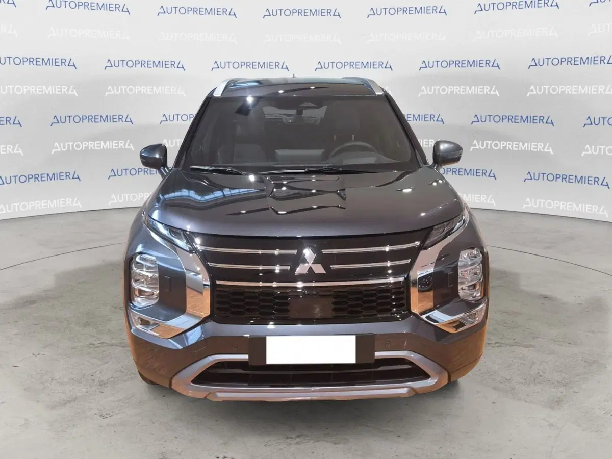 Mitsubishi Outlander nuova a Como (2)