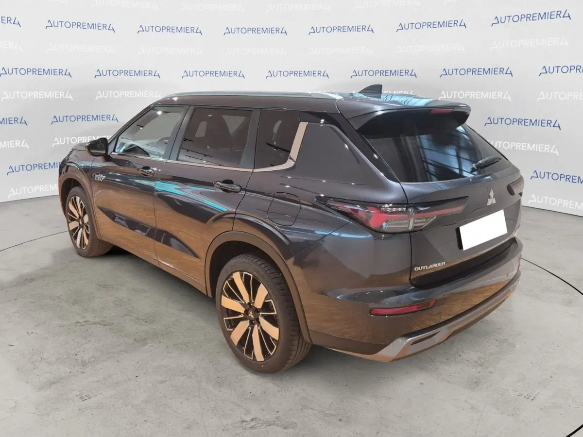 Mitsubishi Outlander nuova a Como (4)