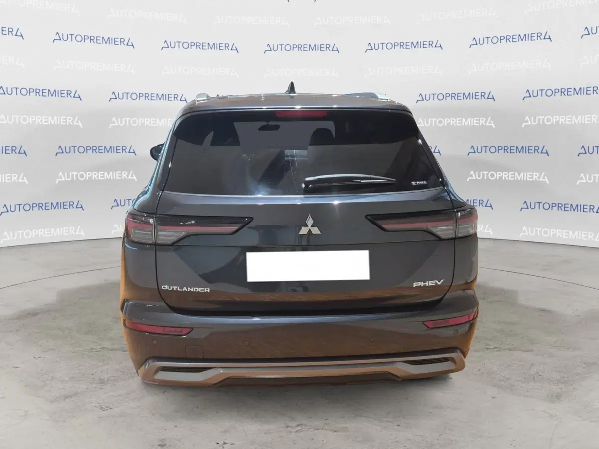 Mitsubishi Outlander nuova a Como (5)