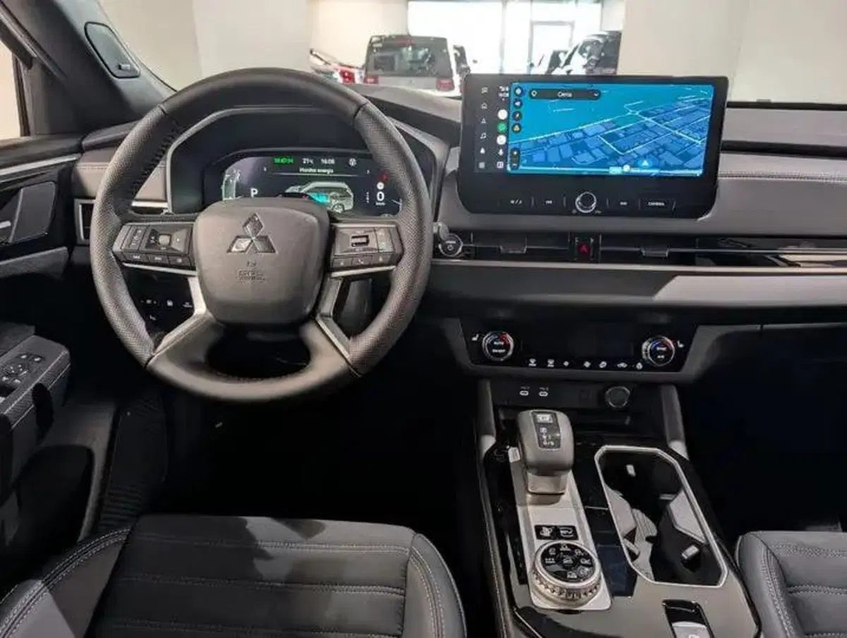 Mitsubishi Outlander nuova a Como (5)