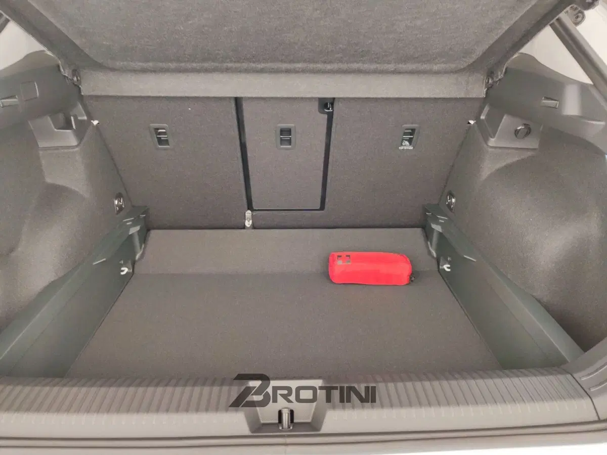 Volkswagen T-Roc nuova a Massa-Carrara (12)