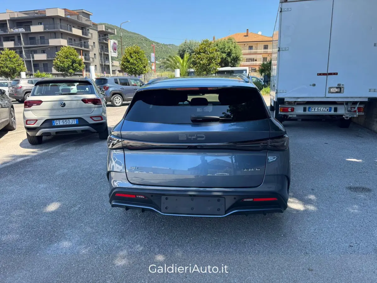 Byd Seal 6 DM-i Station Wagon nuova a Salerno (11)