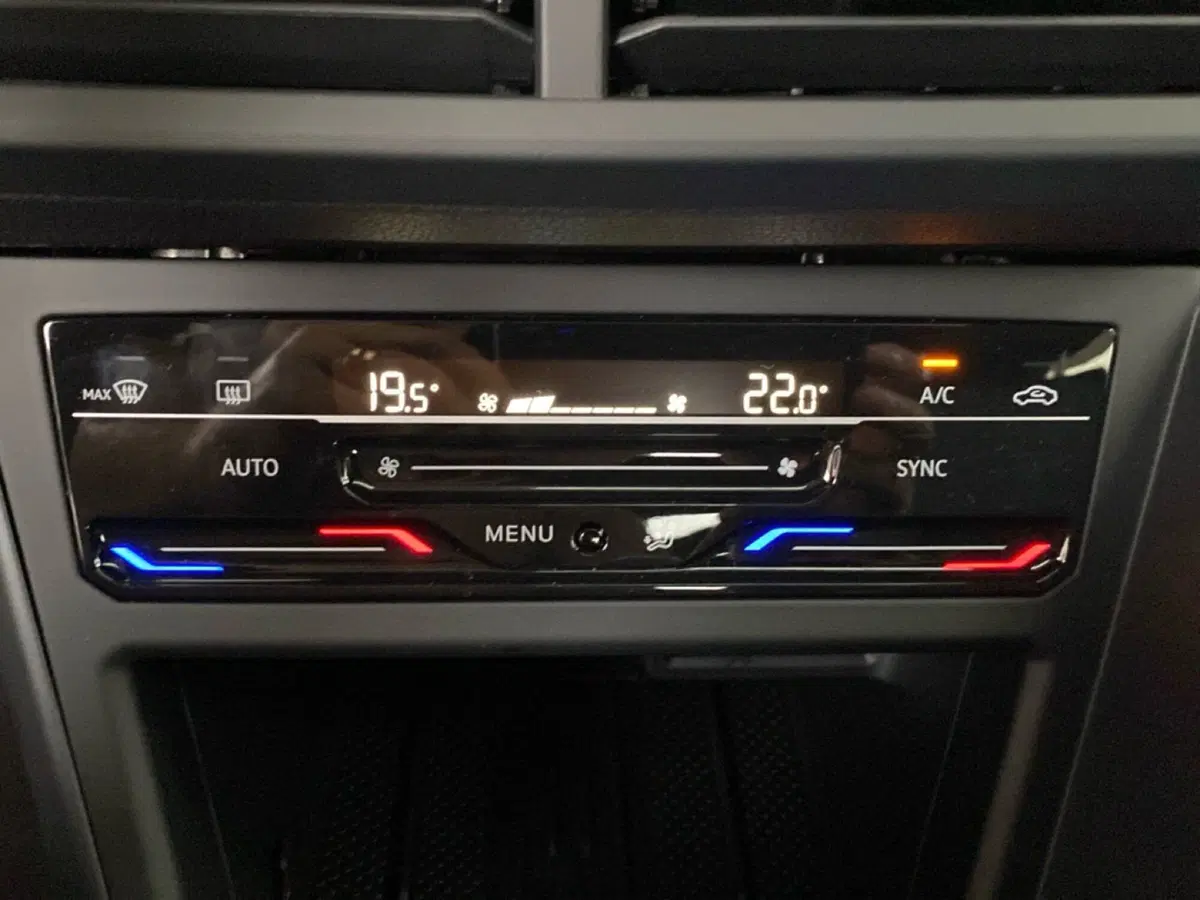 Volkswagen Taigo nuova a Lodi (13)