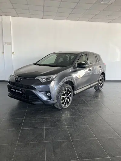 Toyota Rav4 D-4D 2WD Lounge del 2017 usata a San Severo