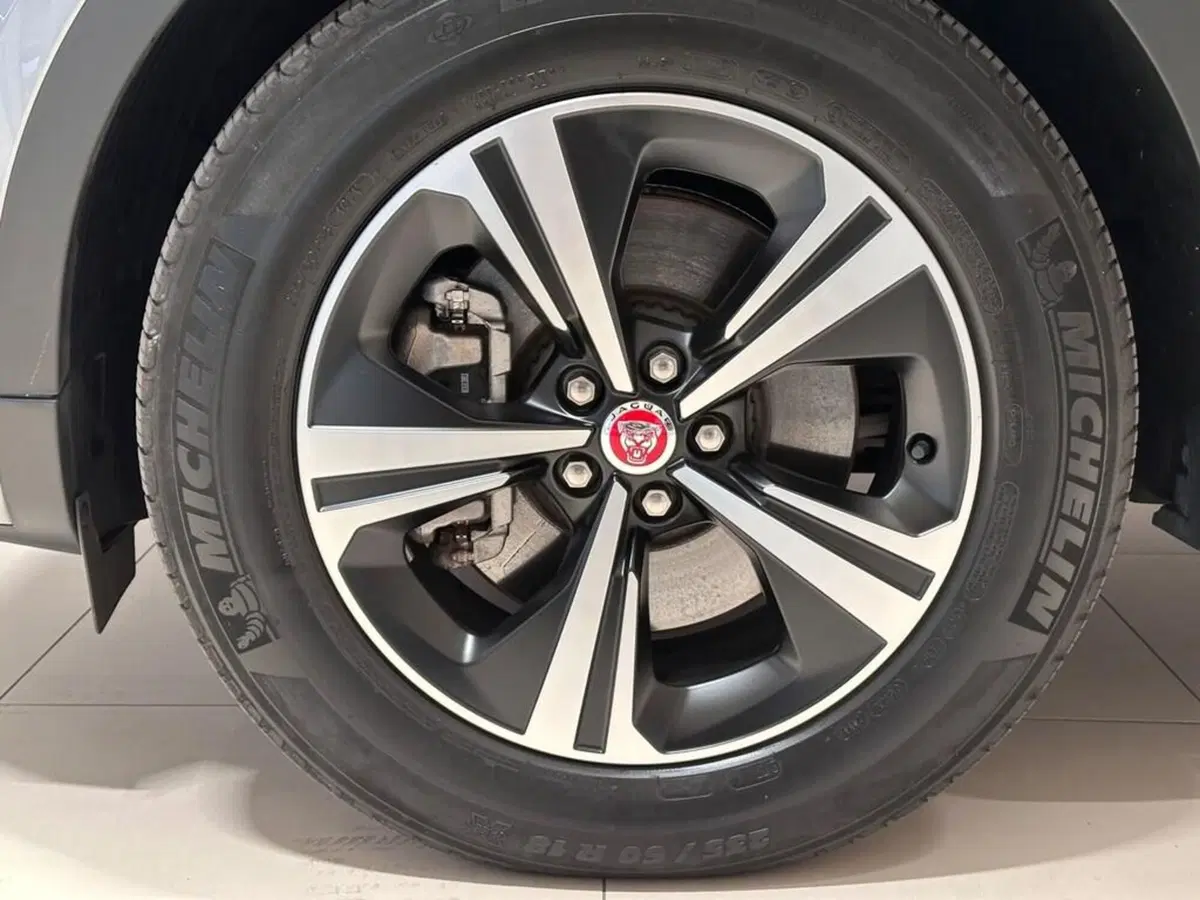 Jaguar E-Pace usata a Varese (3)