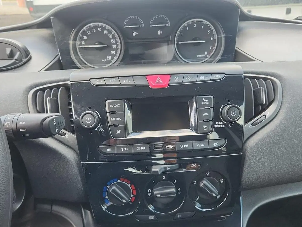 Lancia Ypsilon usata a Roma (9)