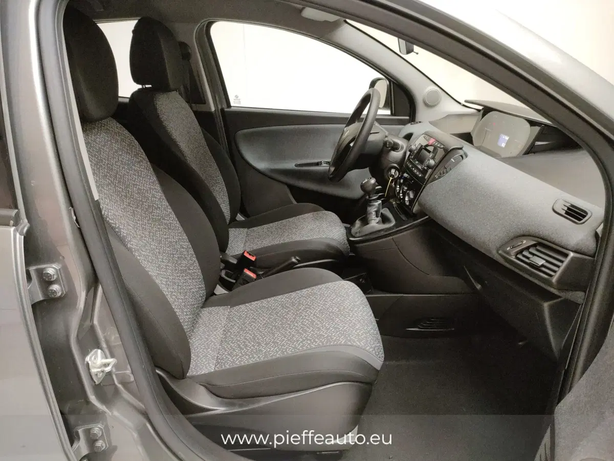 Lancia Ypsilon usata a Teramo (15)