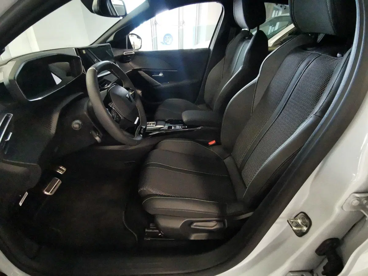 Peugeot 208 nuova a Brindisi (9)