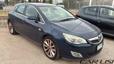 Opel Astra 1.7 CDTI 110CV 5 porte Cosmo del 2011 usata a Foggia