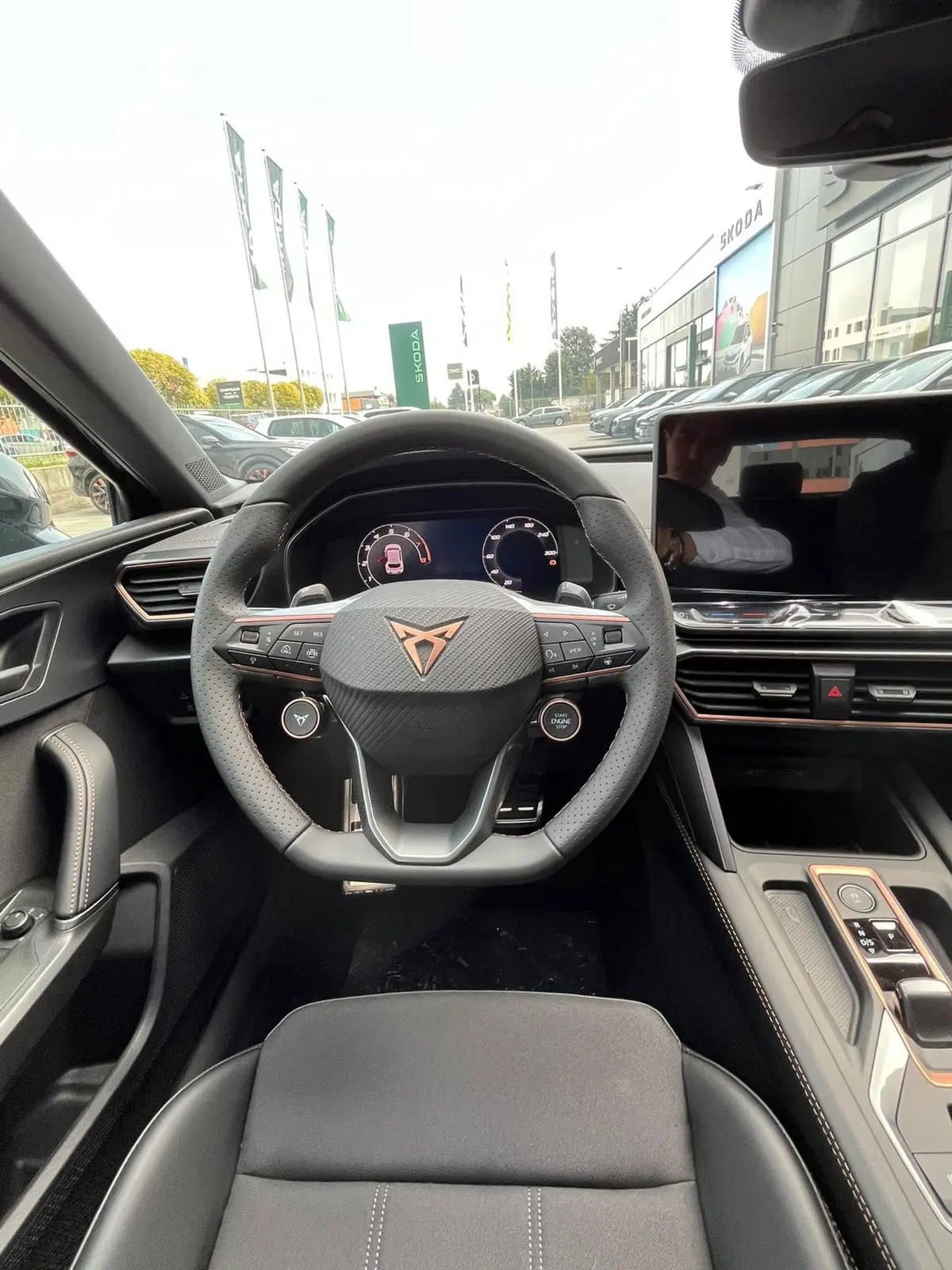 Cupra Leon nuova a Lecco (12)