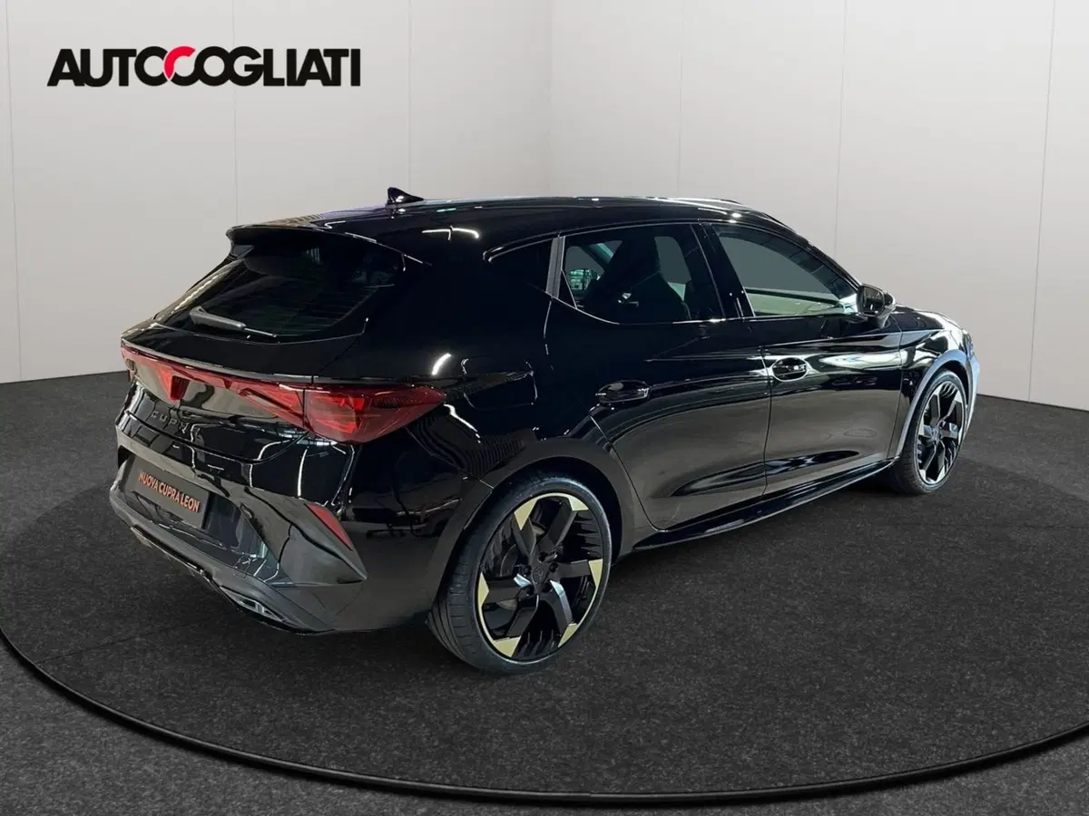 Cupra Leon nuova a Lecco (3)