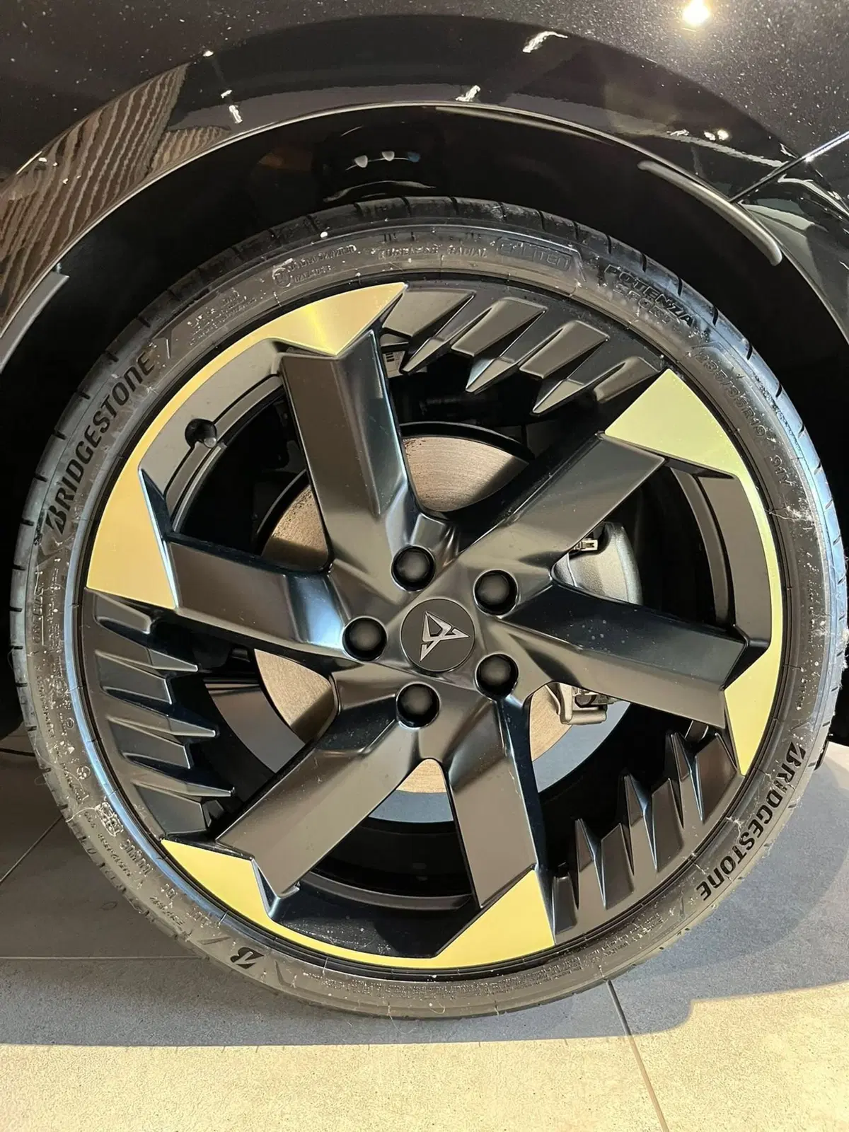 Cupra Leon nuova a Lecco (8)