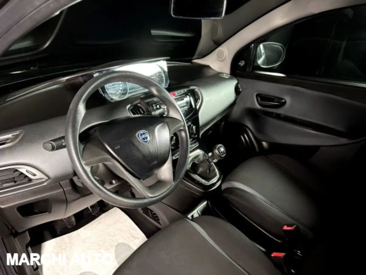 Lancia Ypsilon usata a Perugia (12)