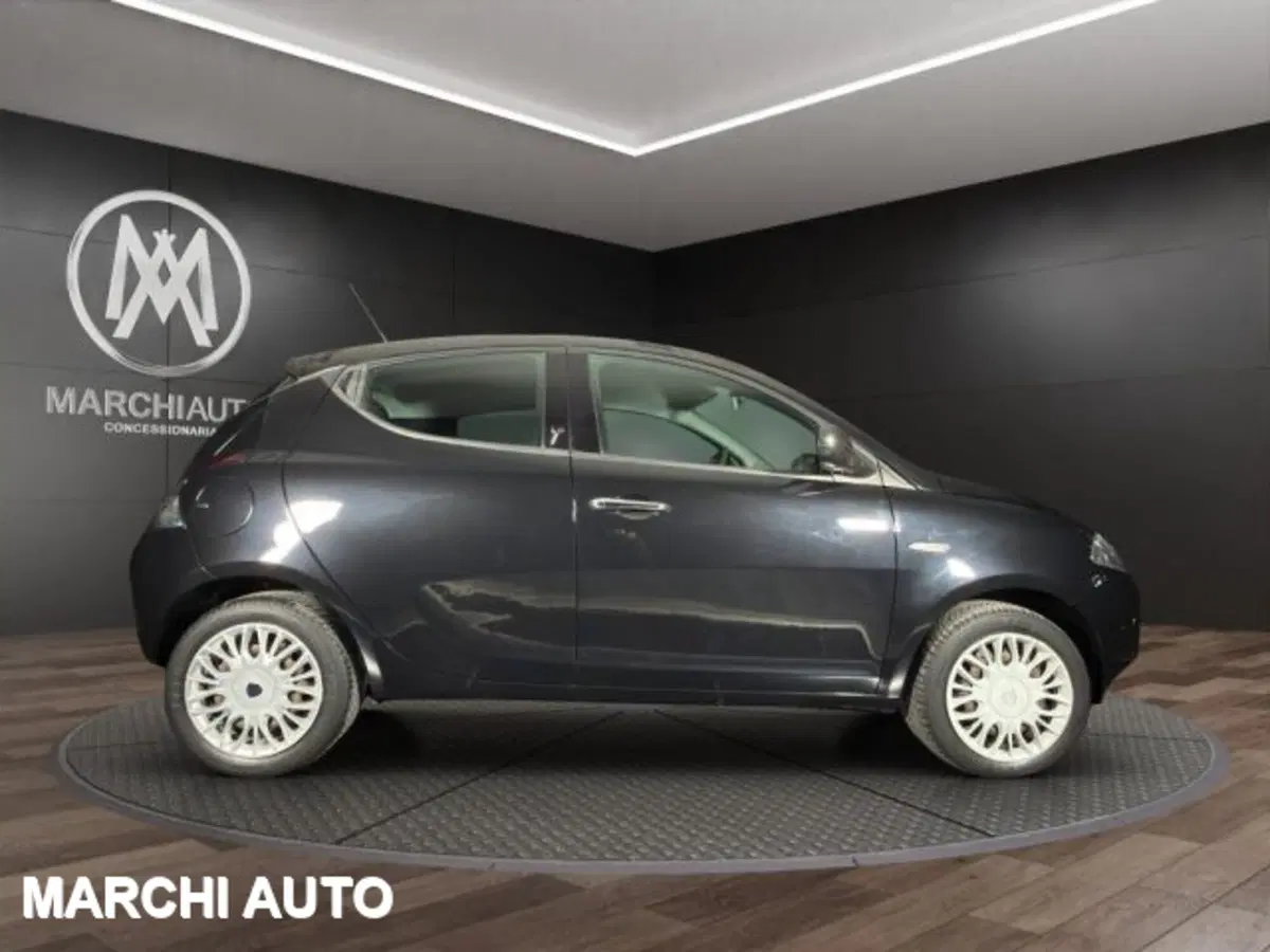 Lancia Ypsilon usata a Perugia (4)